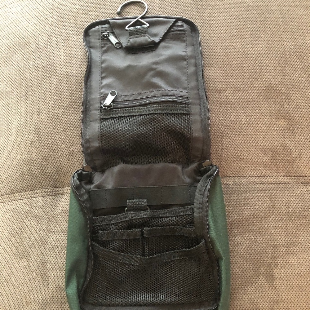 Elite Travel Accessories Tolietries Bag (Great Condition) Hunter Green with Hook